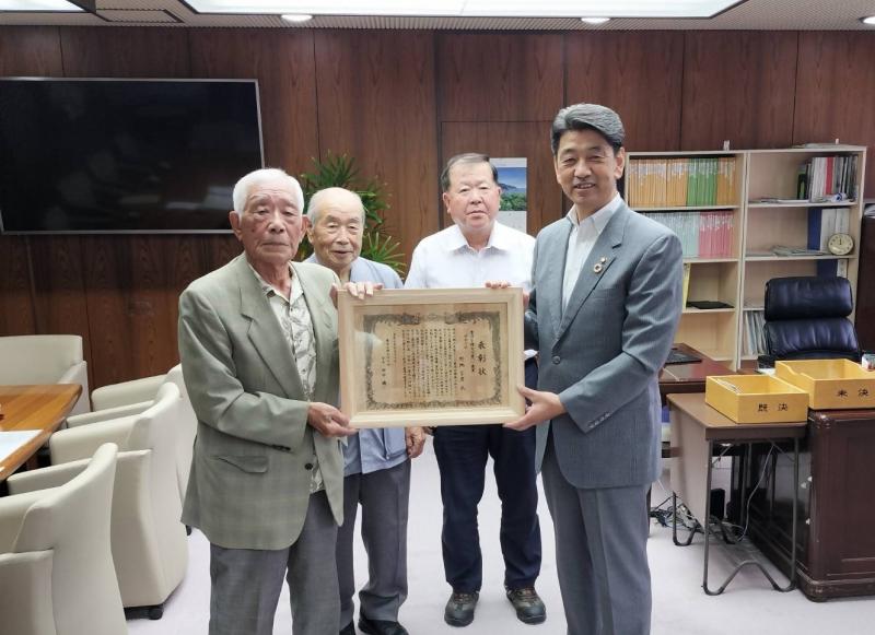 「田島歴史同志会」の野地代表、土地所有者の下川さんらと