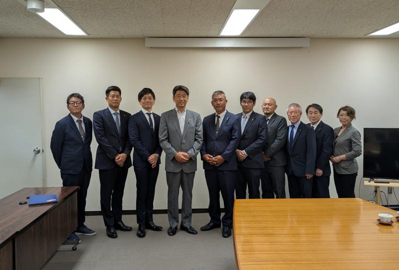 市内ロータリークラブの新年度役員の皆さんと