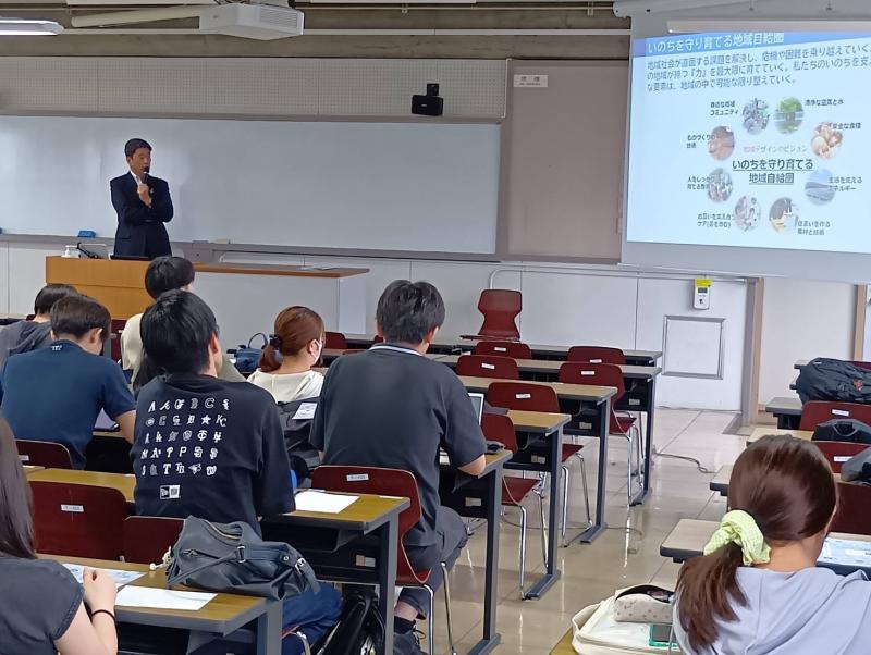 神奈川大学法学部にて、政策過程論の講義