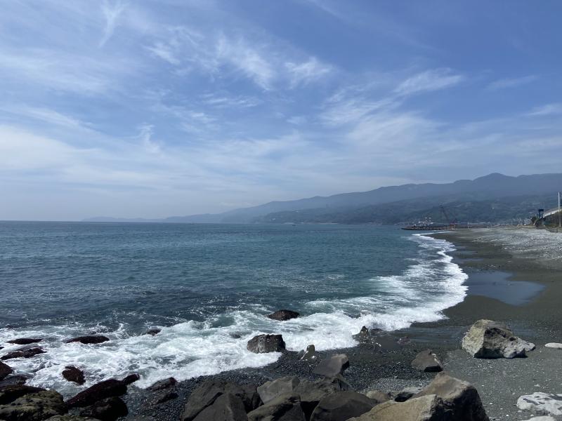 小田原・御幸の浜から伊豆半島方面を望む