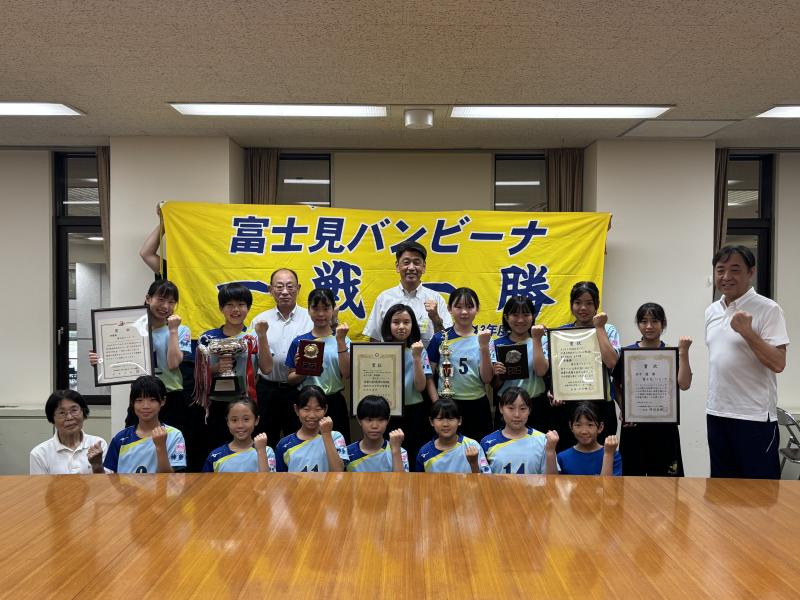 全国大会に出場する「富士見バンビーナ」の皆さんと
