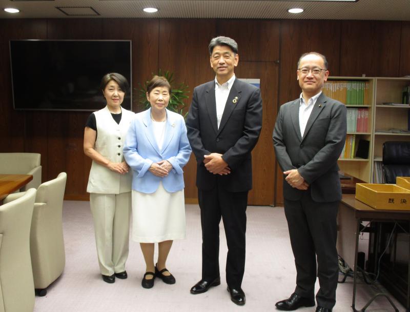 神奈川女性平和委員会の前山委員長さんらと