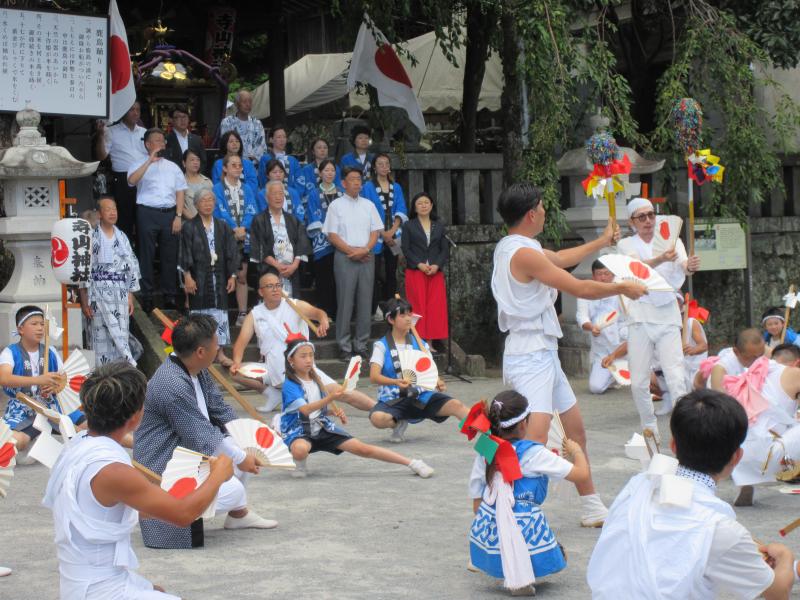 根府川・寺山神社祭礼にて、鹿島踊を拝見