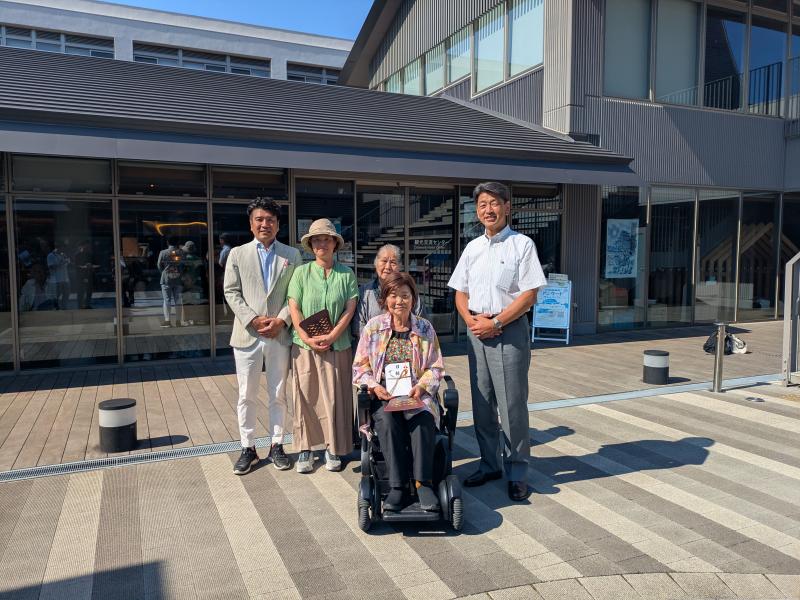 市観光交流センター入館者100万人目となられた方々と
