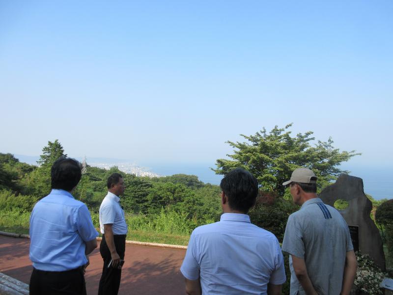 石垣山にて、柑橘農家（鈴木和宏議員）から話を聞く