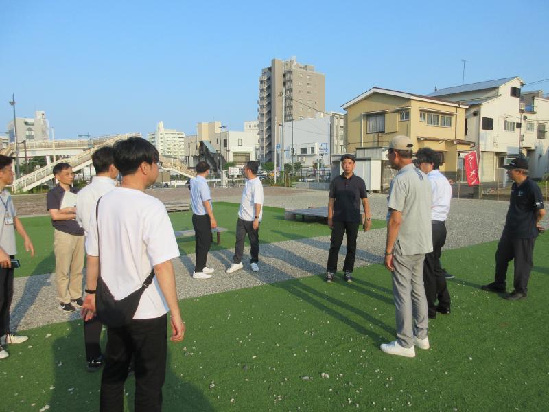 旧市民会館跡地にて、お城周辺のまちづくりについて説明