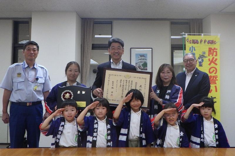 城前寺の園児の皆さん、皆川園長、都築市幼年防火委員会長らと