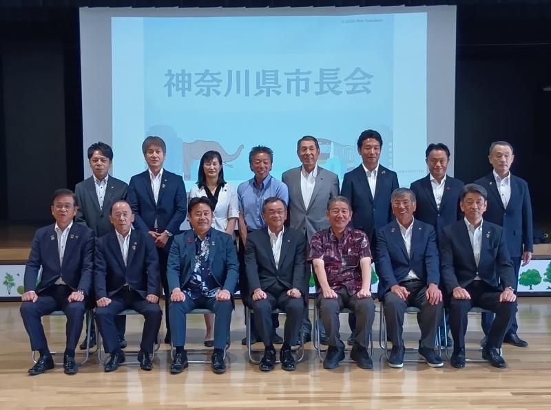 県市長会の市長会議後に、参加した首長らと
