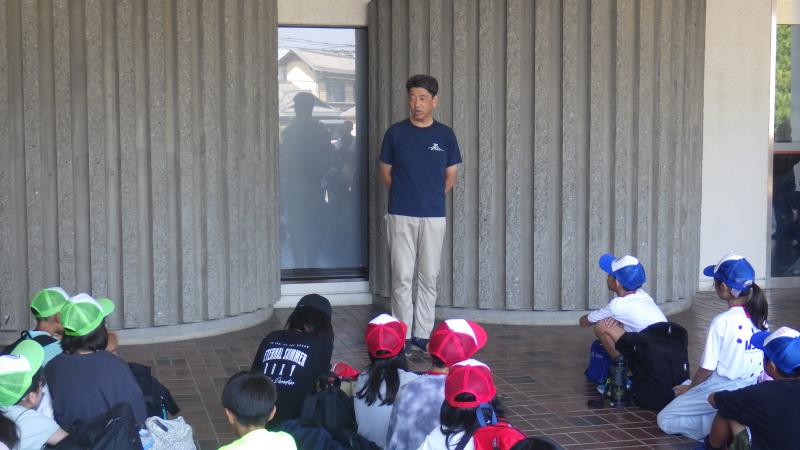 一円融合チャレンジCAMP出発式で、参加する小学生たちに激励