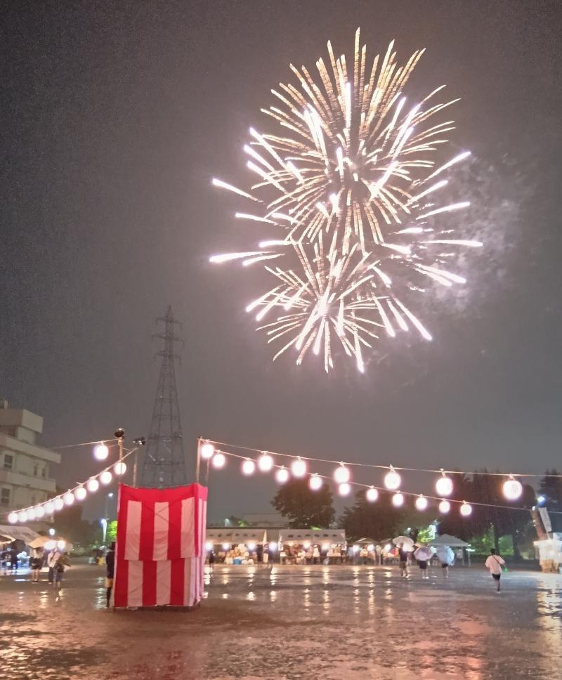 雨あがりの夜空に打ち上がった、東富水サマーフェスタでの花火