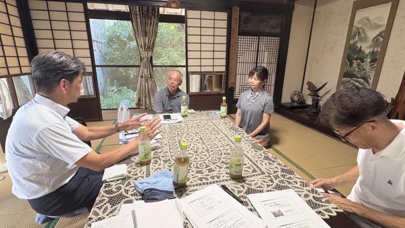 井原山田縁プロジェクトの拠点にて、川口さんらと意見交換