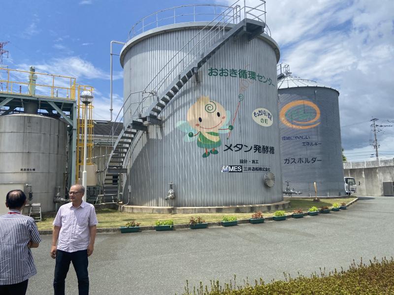 大きな液肥タンクとメタンガスタンクが並ぶ施設