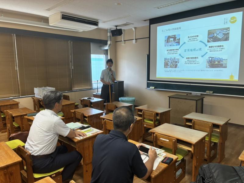 みやま市の廃校にて、市職員の副島さんからレクチャー