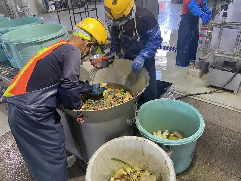 市内から集められた生ごみを粉砕工程に送る様子