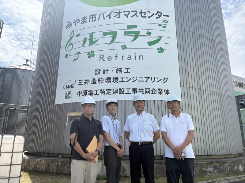 液肥タンク前、市職員の副島さん、元九州大学講師の中村さんらと