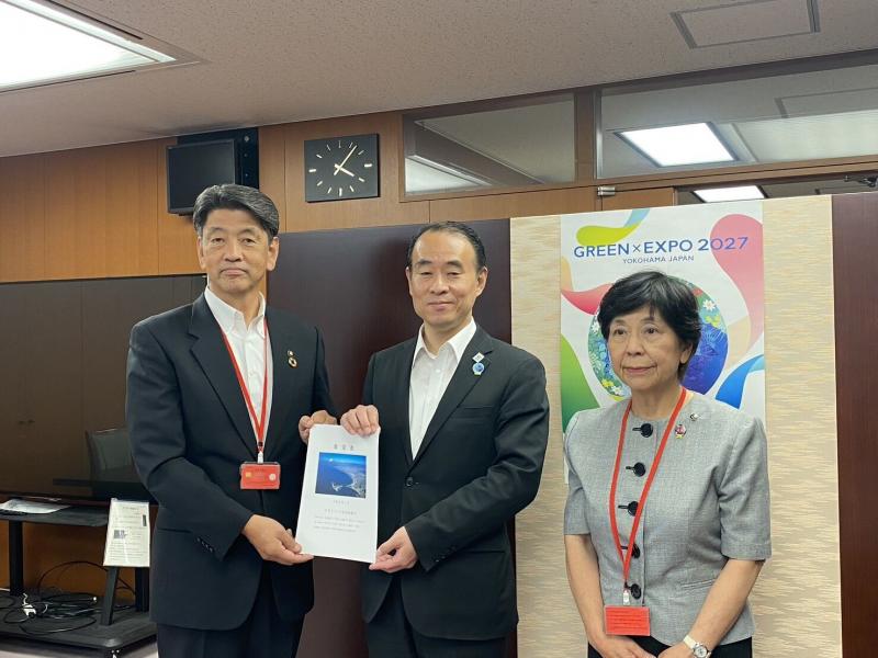 なぎさづくり促進協議会の要望活動で塩見審議官に要望書を提出