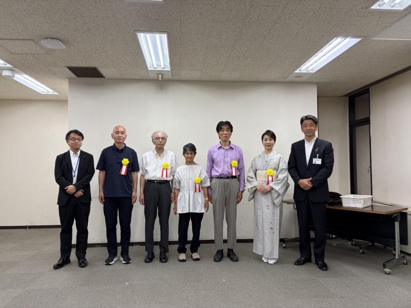 「新坂下トンネル」に関し感謝状を贈呈した皆さんと