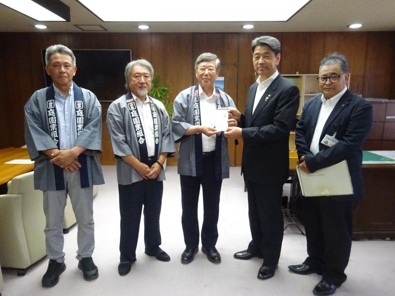 小田原庭園業組合の皆さんから寄付を受領