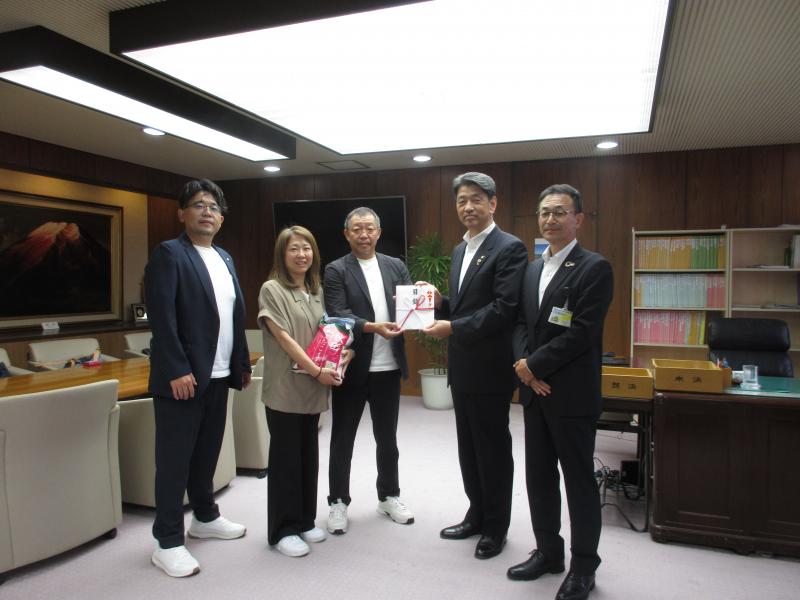 ご寄付を頂いたAMKテクノワァクス(株)の皆さん、神尾さんら