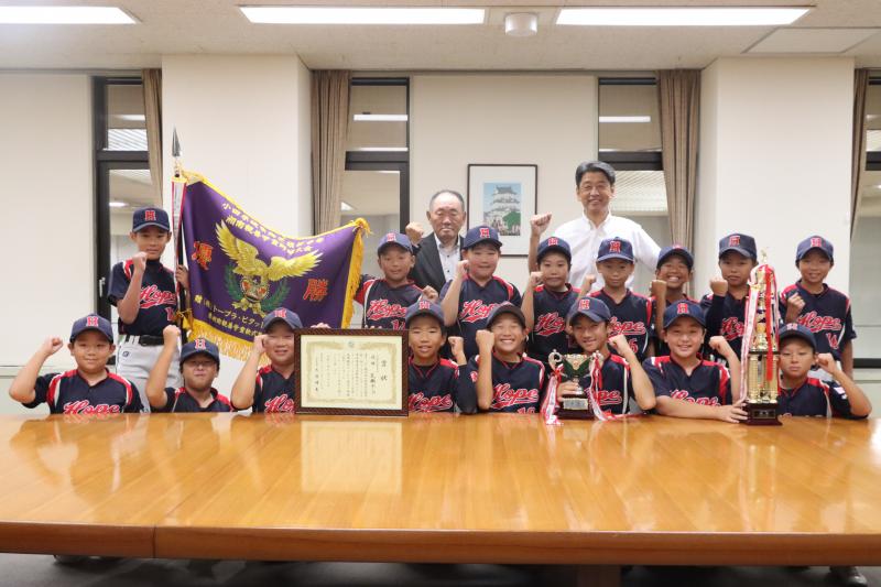 優勝報告に来てくれた少年軟式野球チーム「足柄ホープ」の皆さん