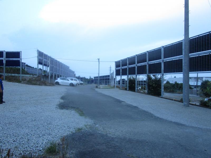 (株)ミクニの敷地内に建設が進む垂直型太陽光発電