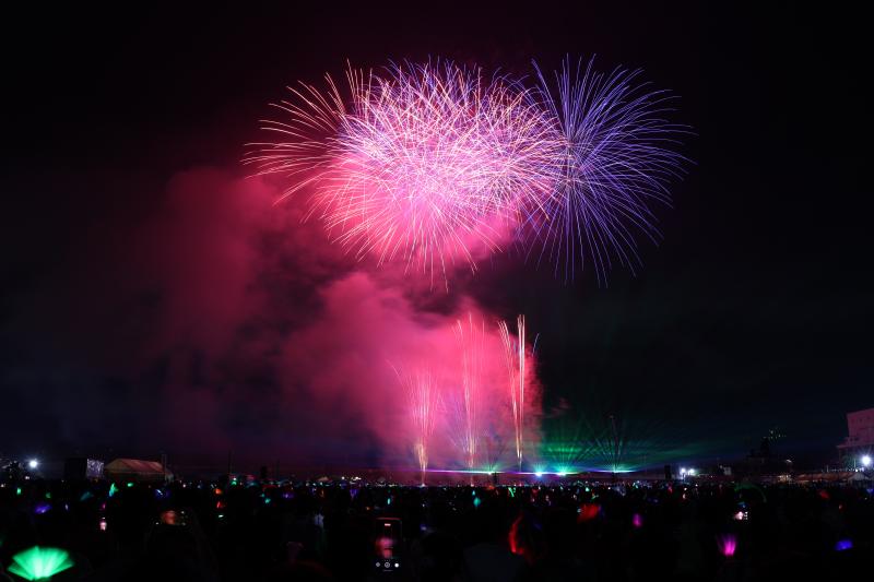 夜空を彩る花火と、ペンライトで一体となった観客席