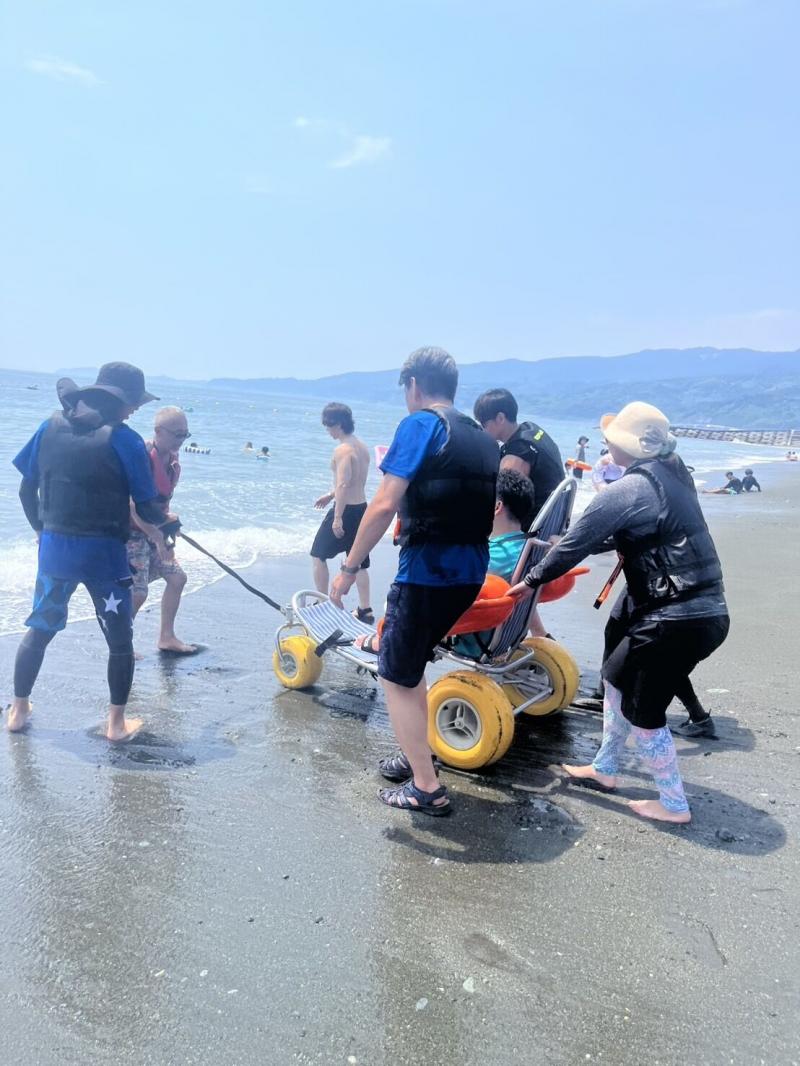 モビチェアで、波打ち際から海へと入る