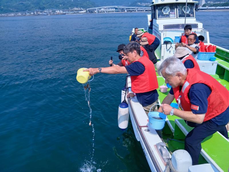 第三隠居丸に乗り込み、沖合でマダイの稚魚を放流