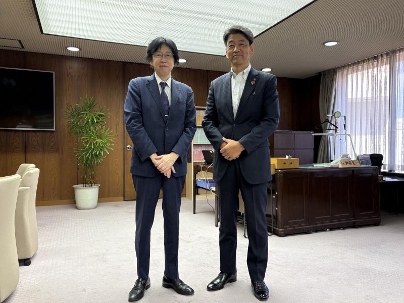 市行政改革推進委員会委員長であった牛山久仁彦明治大学教授と