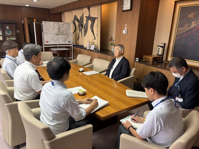 教育環境研究所長澤先生と「新しい学校づくり」について意見交換