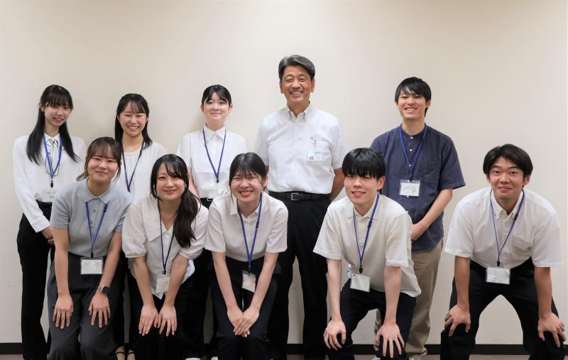 市役所のキャリア教育プログラムに参加した大学生たちと