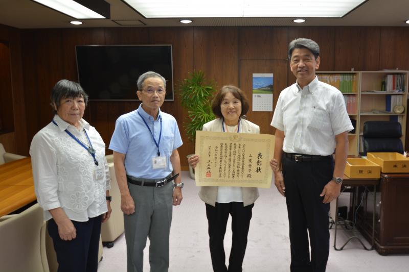 県民功労者表彰を受賞された民生委員の山室秀子さんらと