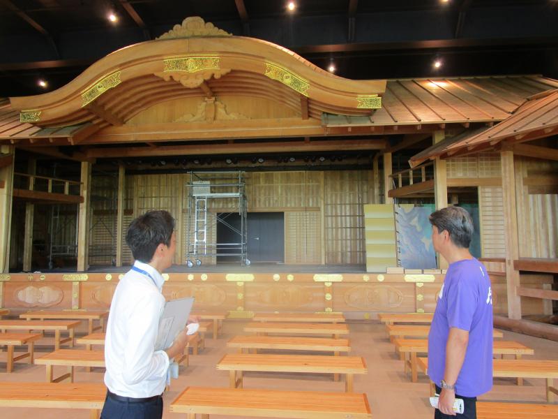整備中の都市公園施設「桑都の杜」にて、広大な施設を見学