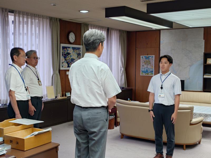 熊本に派遣する市資産税課職員の加藤さんを激励