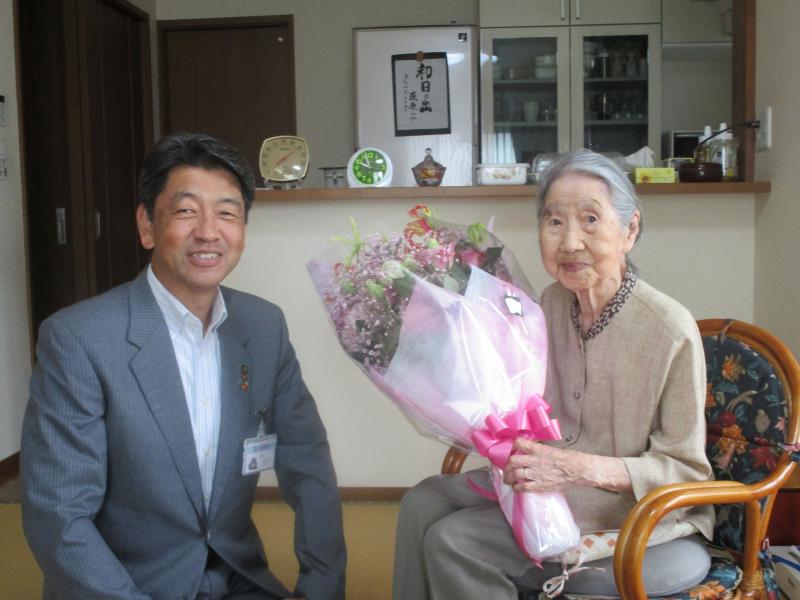 百歳を迎えられた荻原ハナさんと