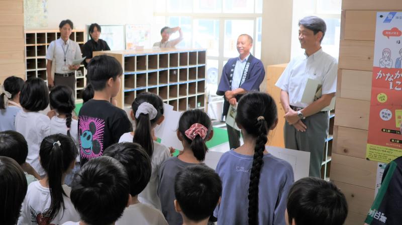 木質化改修が行われた町田小学校を視察、こどもたちの歓迎