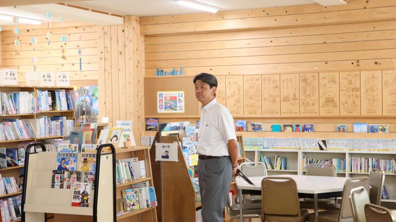 檜の香りが漂う図書室の空間