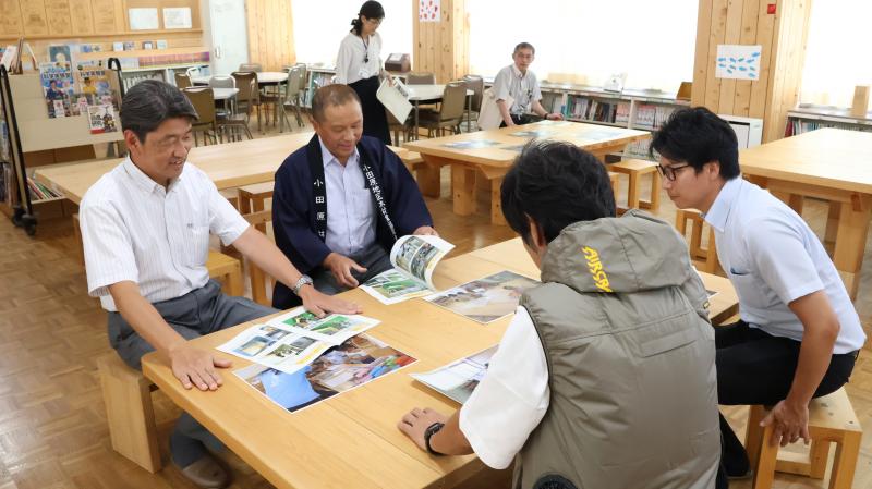 木質化の一環で作られたテーブルと椅子にて、木協の皆さんと