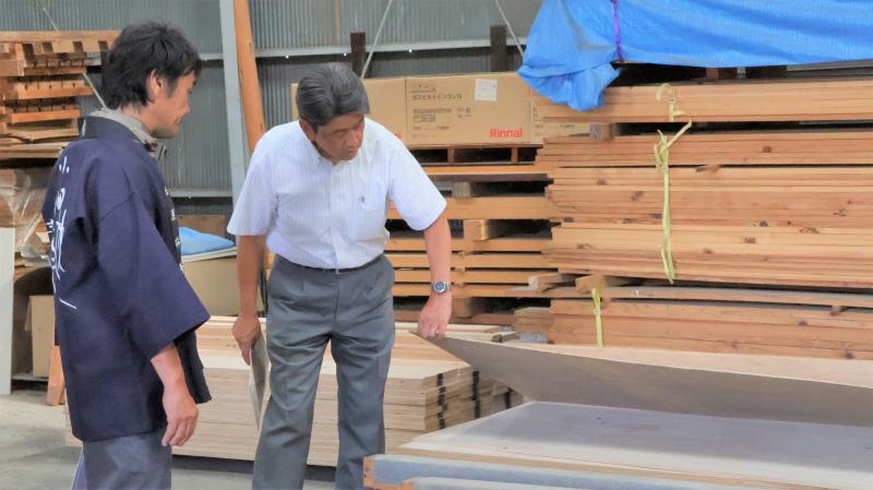 小田原地区木材業組合のヤードに積まれた小田原材のストック