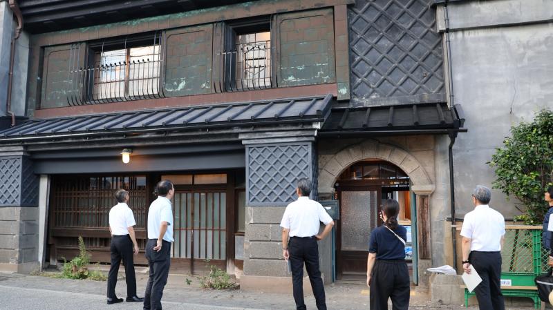 旧東海道に面した旧内野醤油店の主屋の修繕状況も確認