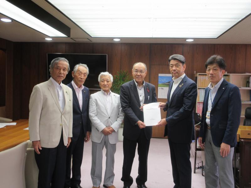 農業委員会の山室委員長より要望書を受領
