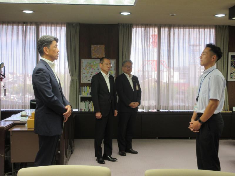 熊本市に派遣する市職員（穂坂さん）に出発前の激励