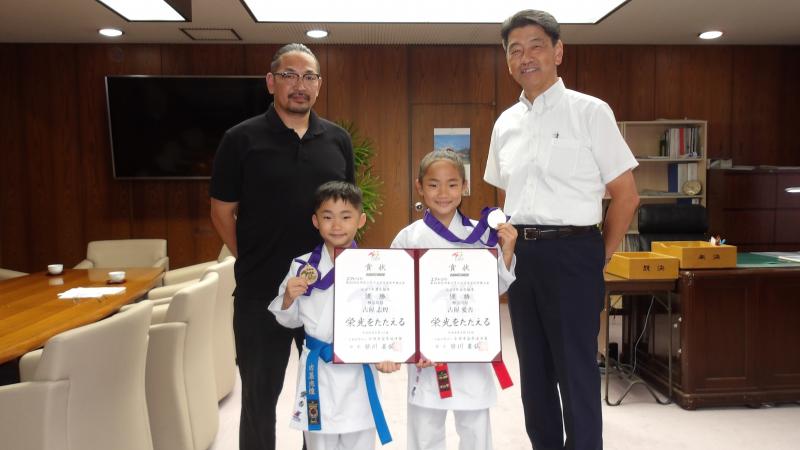 空手道全国大会で見事優勝した古屋愛杏さん・志煌さんと