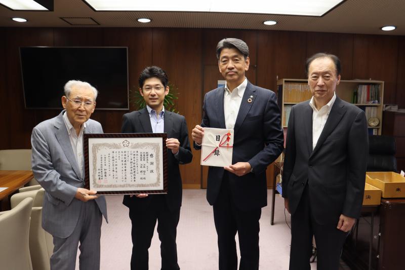 税理士法人エナリの皆さんから、新病院建設事業にご寄付