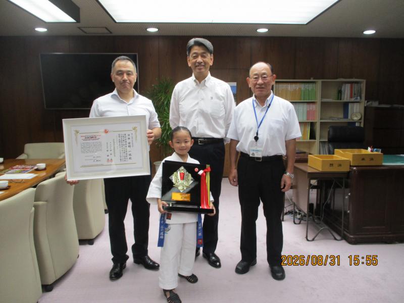 空手道の全国大会で見事優勝した、前野一椛さんらと