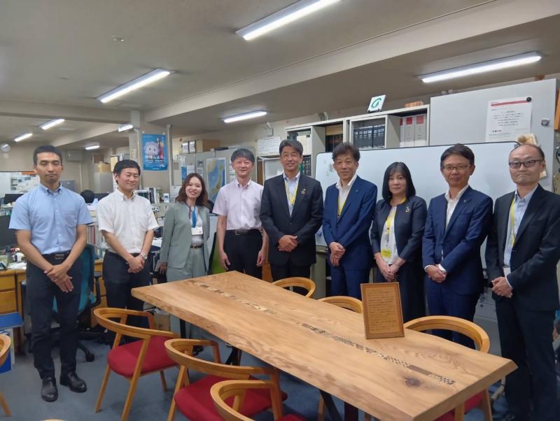 林野庁に設置されている、小田原産木材を使った長机を前に