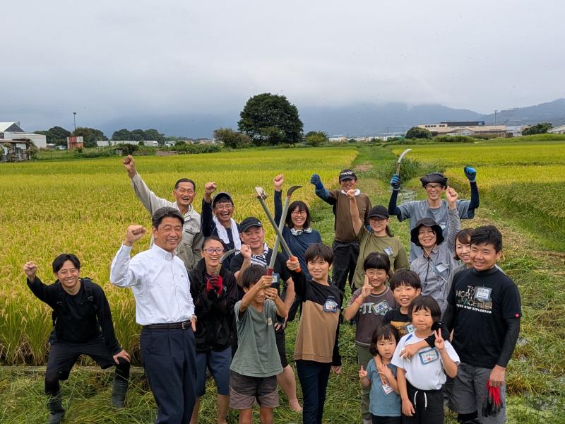 復田した田んぼでのヒエ取り作業に参加した皆さんと