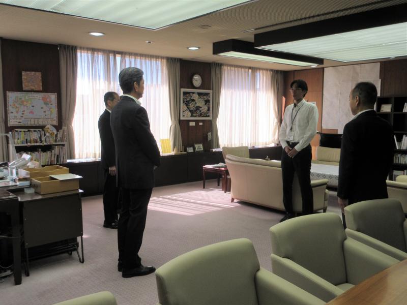 熊本に派遣する生活援護課職員の梅木さんに激励