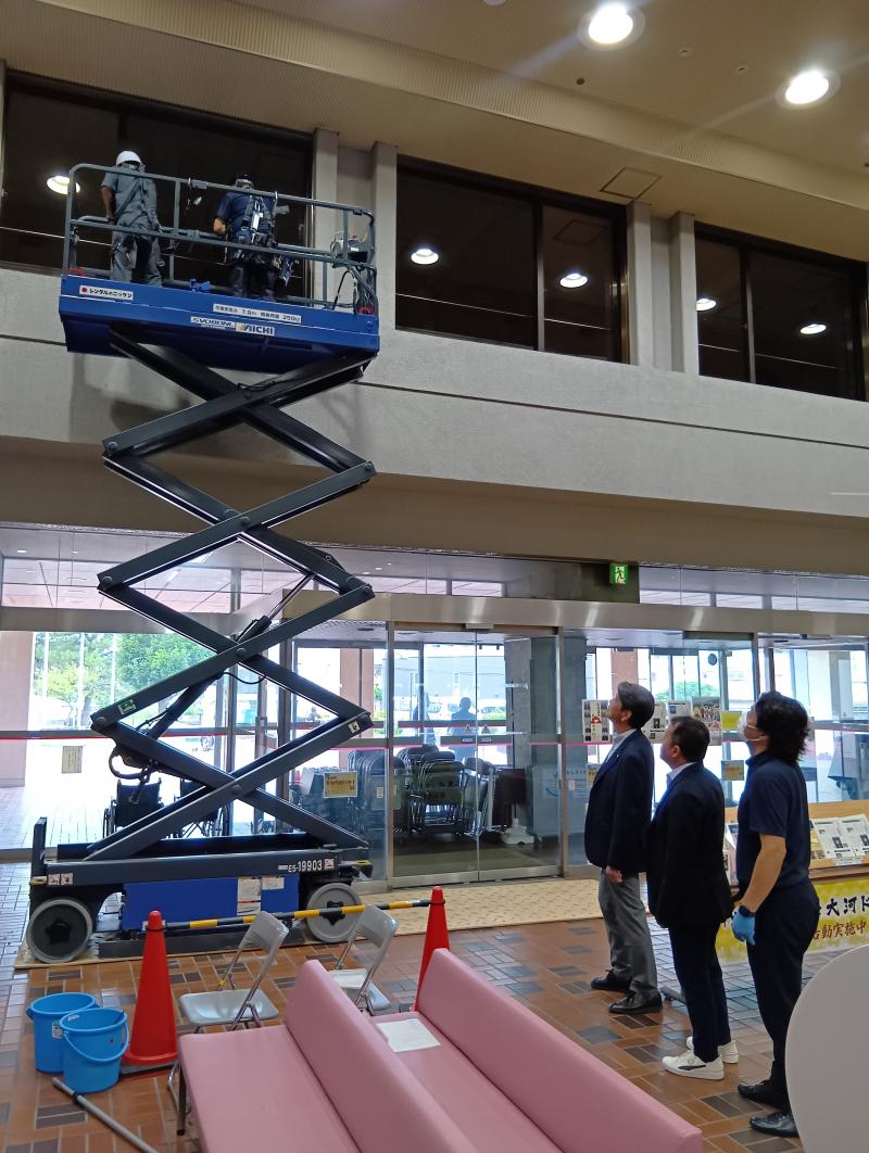西湘ビルメンテナンス協同組合の皆さんによる庁舎2階の清掃作業