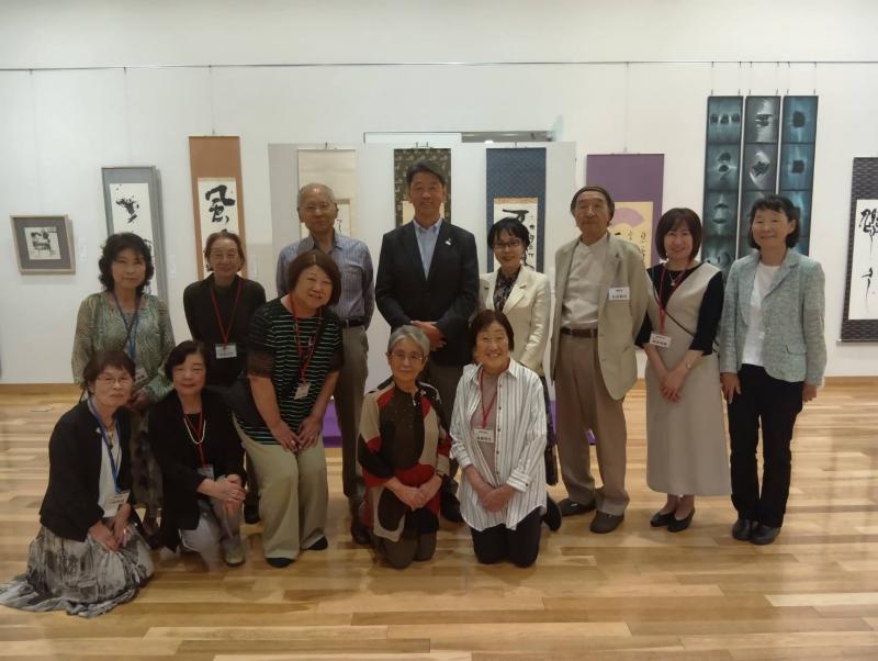 三の丸ホール「照心書展」にて、照心書道会の皆さんと